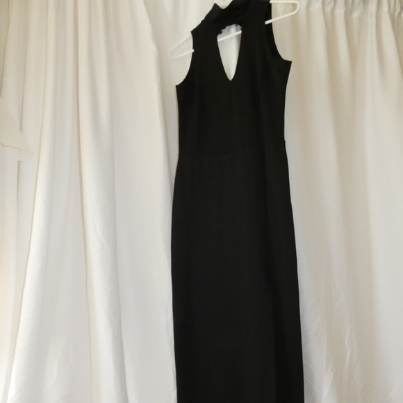 Black gown - Picture 1 of 4